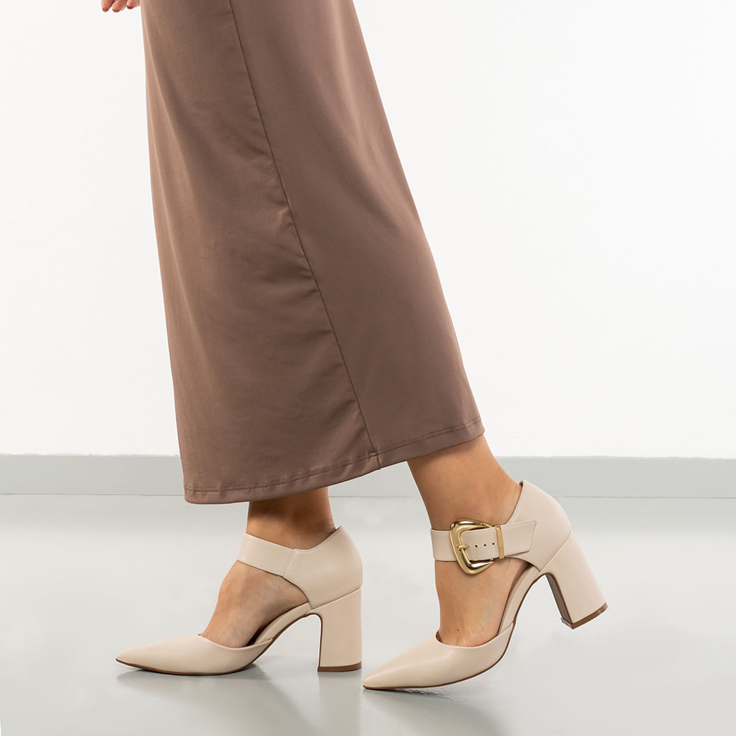 Scarpin Bebecê aveia vista lateral com bico fino, salto bloco de 8 cm e tira com fivela dourada